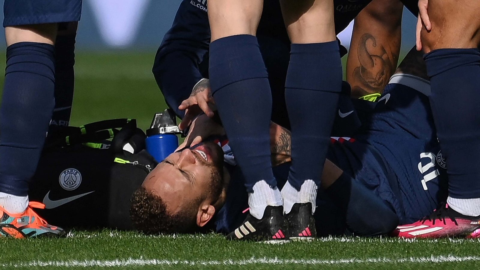 Le PSG fait le point sur la blessure de Neymar alors que le Brésilien revient en France pour se faire retirer la botte de protection |  Goal.com FR