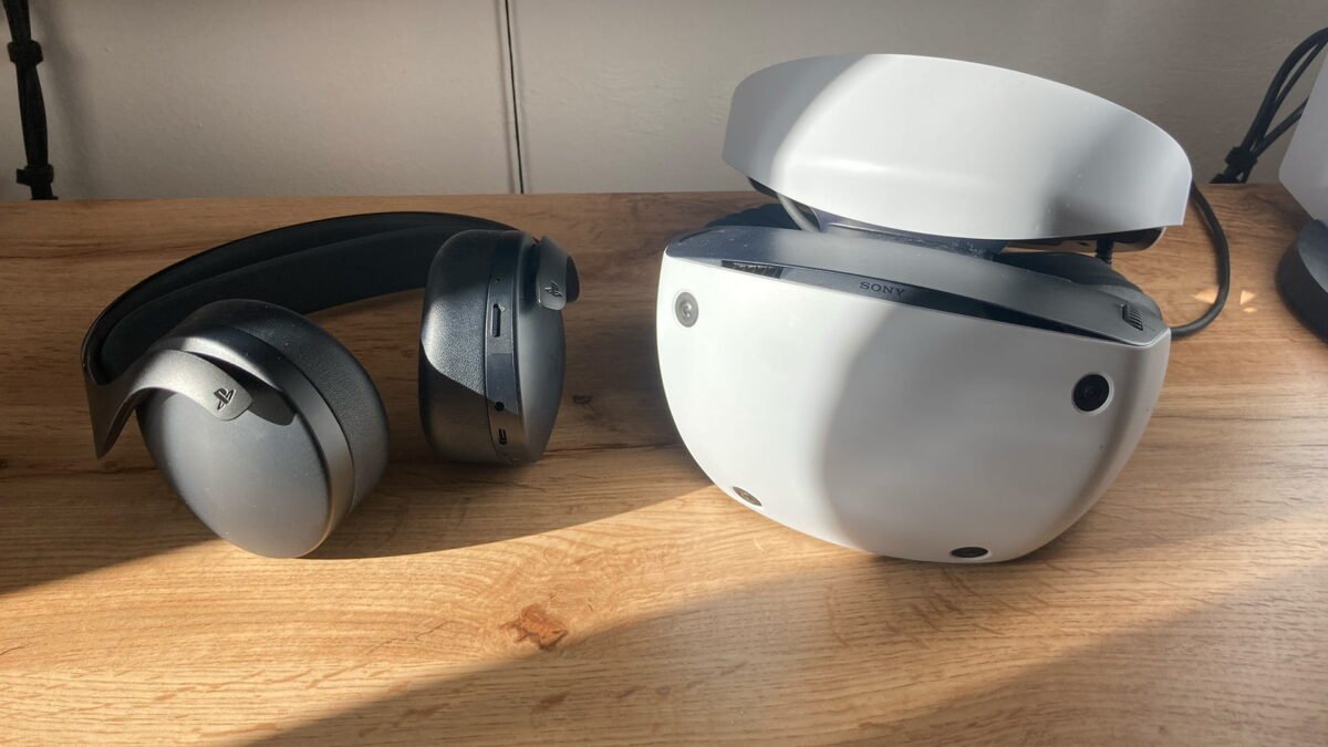 Un casque Pulse 3D noir se trouve à côté d'un PSVR 2 sur une boîte.