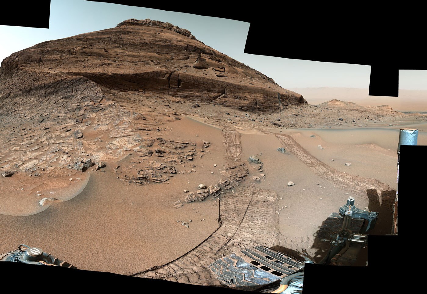 Le rover Mars Curiosity de la NASA a utilisé sa Mast Camera, ou Mastcam, pour capturer ce panorama tout en se dirigeant vers le centre de cette scène, une zone qui forme l'étroit col de Paraitepuy le 14 août, le 3 563e jour martien, ou sol, de la mission .