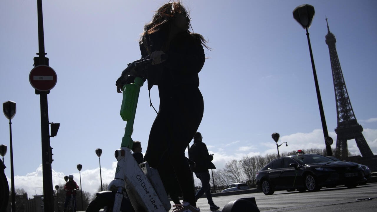 Les Parisiens votent pour interdire la location de scooters électriques en libre-service dans la capitale française
