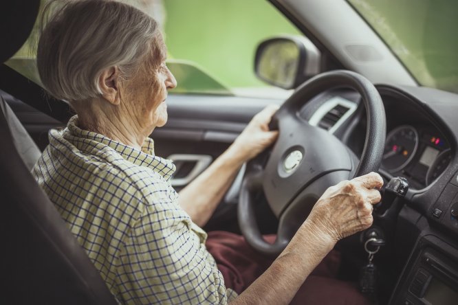 Les conducteurs âgés en France doivent-ils subir des tests médicaux pour rester sur la route ?