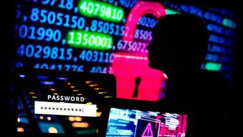 Code informatique affiché sur les écrans