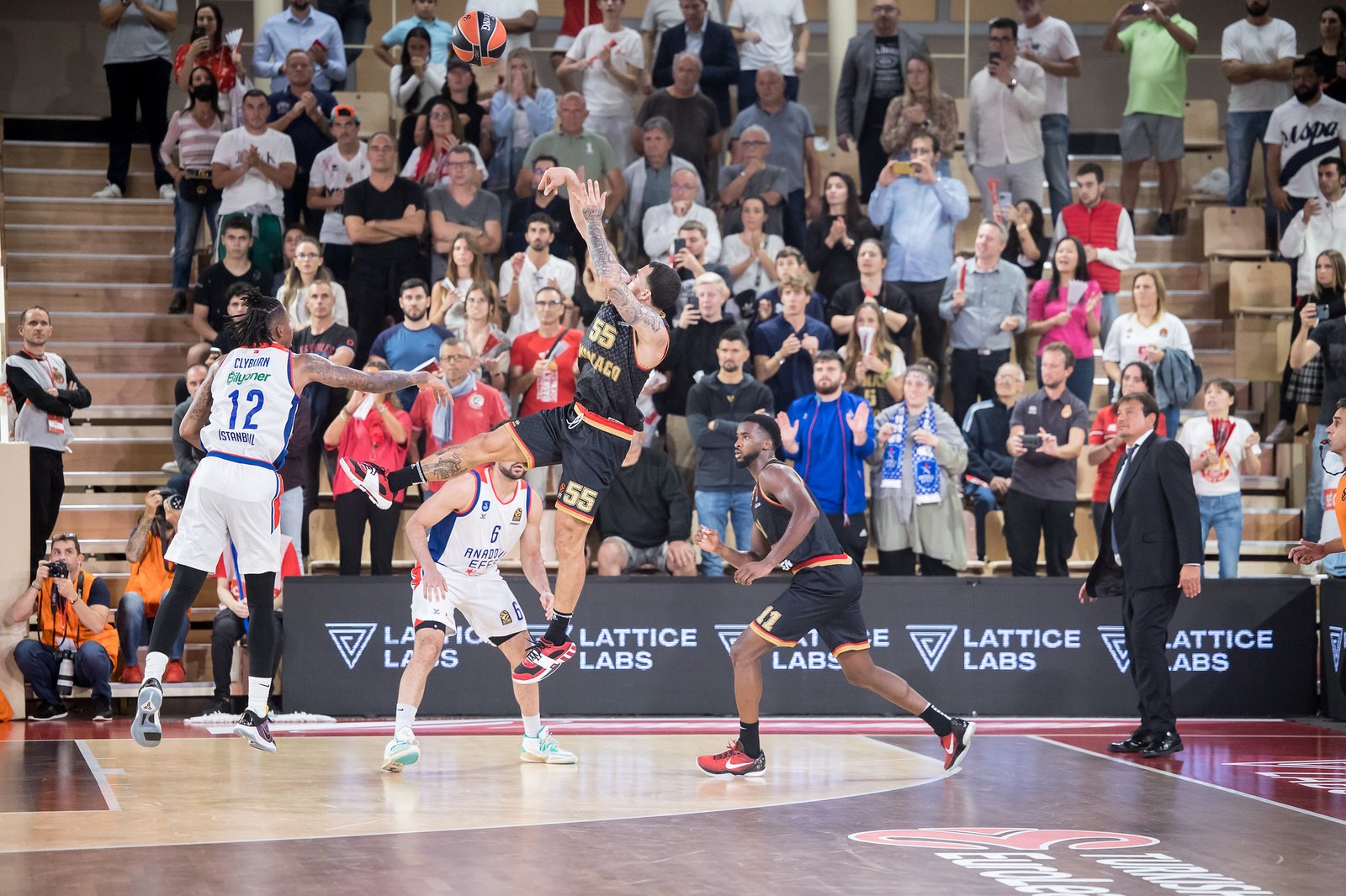Mike James tincelant face au Bayern Munich : Il mrite le titre de MVP – BeBasket