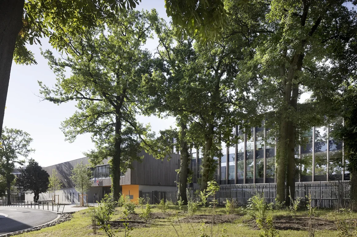 Répondant aux contraintes du site, cette école en France par BPA Architecture et SLAP Paysage présente une typologie en H qui offre l’orientation idéale des espaces intérieurs et extérieurs pour faciliter l’apprentissage – Global Design News
