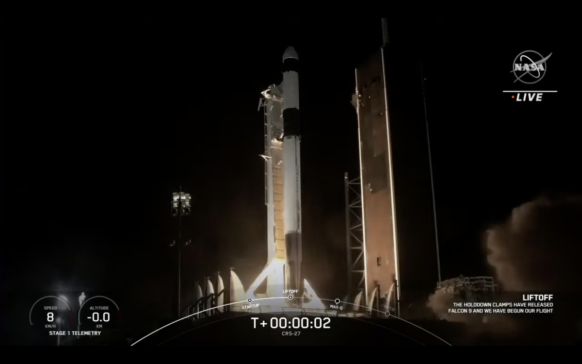 SpaceX lance un nouveau cargo Dragon vers la station spatiale et fait atterrir une fusée en mer