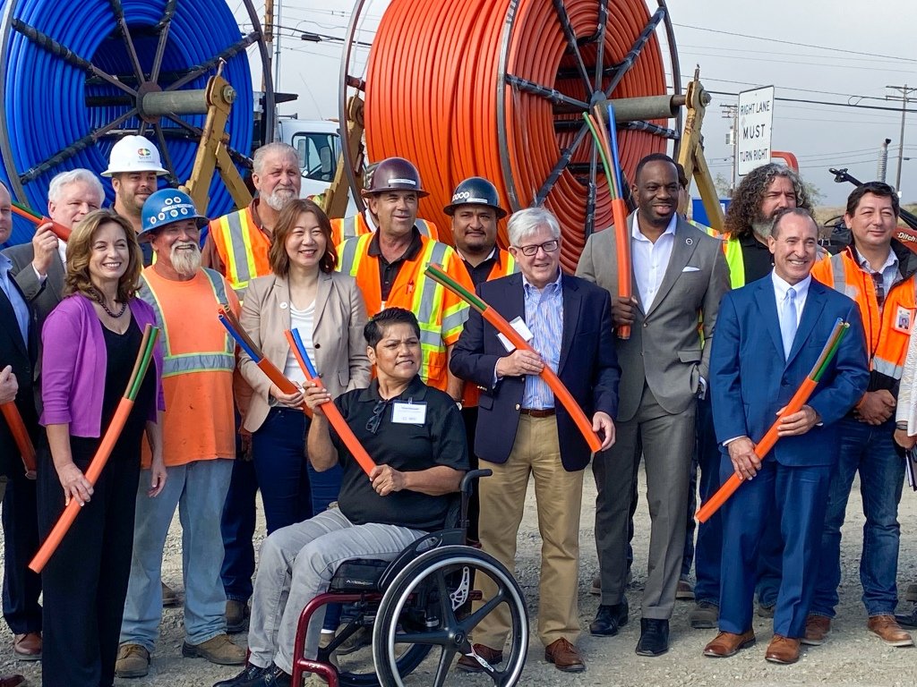 State commence la construction d’un réseau haut débit de 10 000 milles pour offrir un service Internet haut débit à tous les Californiens |  Gouverneur de Californie