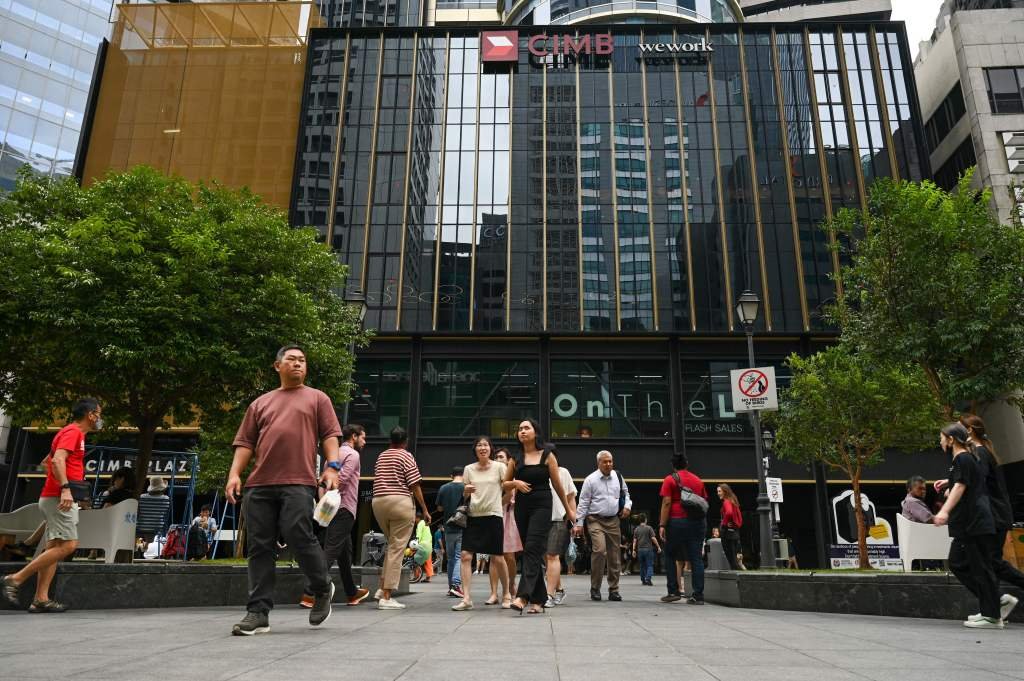 Employés de bureau à l'extérieur dans le quartier des affaires financières à Singapour