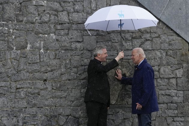 Le président Joe Biden touche une partie de la maçonnerie originale du pignon de l'apparition au sanctuaire de Knock.