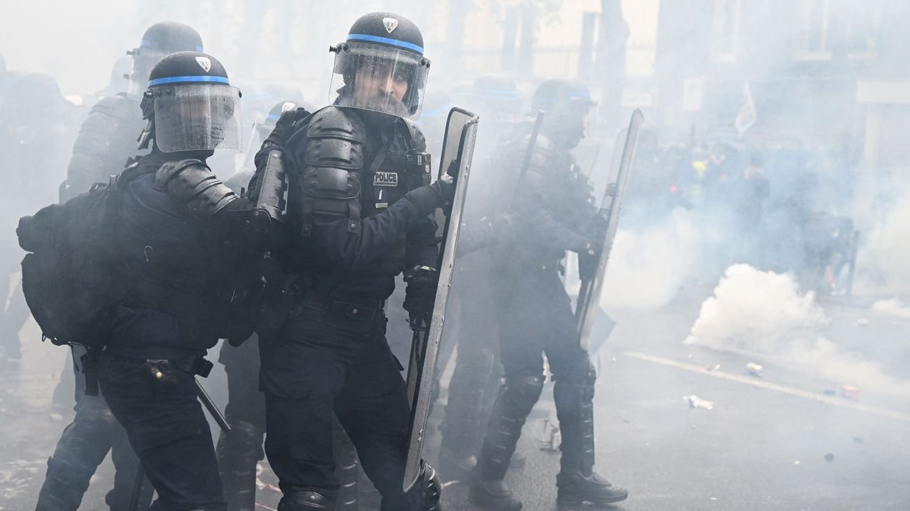 Les policiers regardent pendant les manifestations de lundi, avec de violents affrontements entre les responsables de la sécurité et les manifestants conduisant à des dizaines d'arrestations.