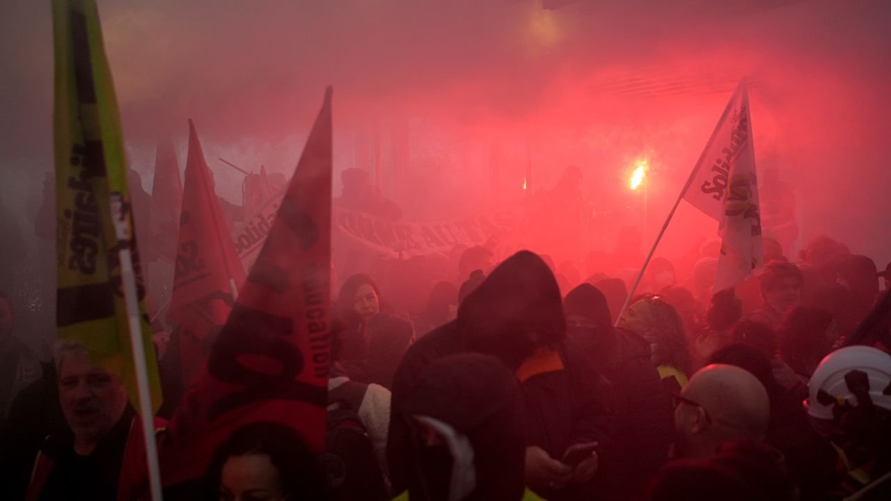 La manifestation du 1er mai éclate à Paris alors que la France bouillonne à propos d'une hausse de l'âge de la retraite | CNN 2 Les manifestants ont pris d'assaut le siège du géant du luxe LVMH le mois dernier.