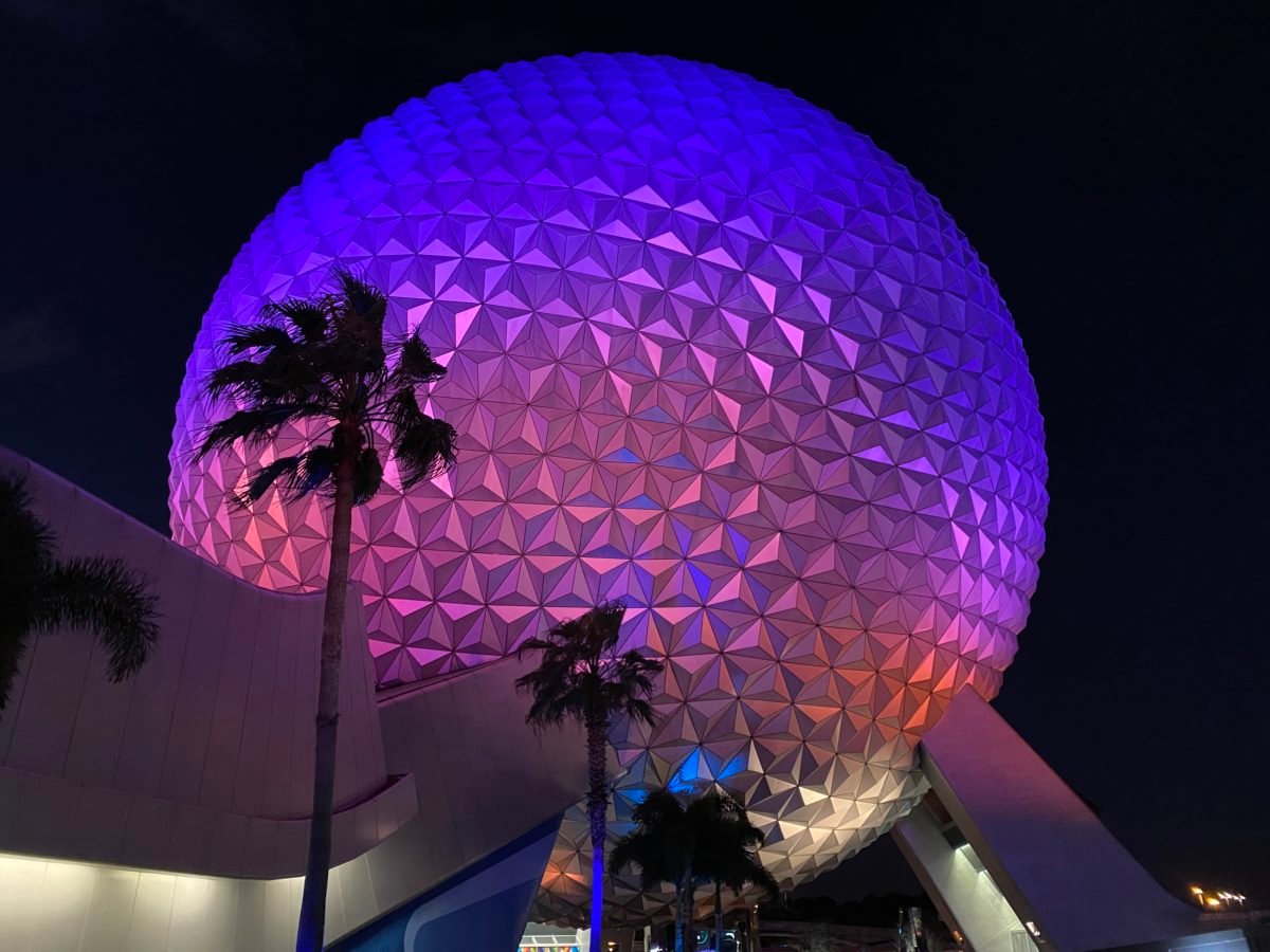 Le pavillon de la France, y compris l'aventure Ratatouille de Remy, n'est pas disponible pendant les heures de soirée prolongées de ce soir à EPCOT 3 vaisseau spatial-terre-nuit-image-vedette-héros-epcot-11182020-1235810