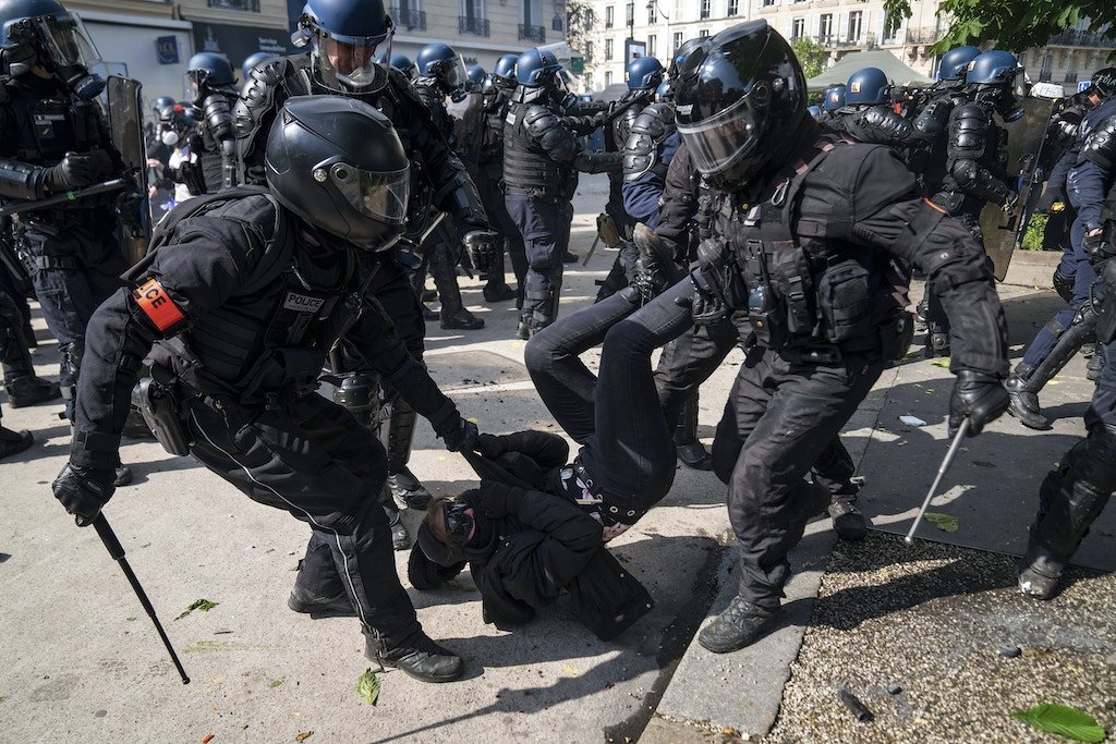 La police arrête un manifestant lors de la traditionnelle manifestation de la fête du travail à Paris, France, le 1er mai 2023. Environ 112 000 personnes ont défilé dans les rues de la capitale lors de la traditionnelle fête du travail, selon le siège de la police. Alors que les syndicats appelaient à un 1er mai vengeur, des affrontements violents et des dégâts se sont produits tout au long de la marche. Paris, 01/05/2023. Environ 112 000 personnes ont défilé dans les rues de la capitale lors de la Fête du Travail traditionnelle, selon la Préfecture de Police. Alors que les syndicats appelaient un 1er mai vengeur, de violents affrontements et dégradations sur eu lieux tout le long du parcours. Paris, le 01/05/2023.//CEZARDGABRIELLE_GC_manifestation1erMai_25/Credit:Gabrielle CEZARD/SIPA/2305012218 (Sipa via AP Images)