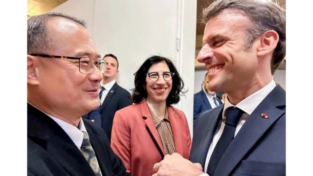 Jonathan Choi with President Macron. Source: Sinopsis.