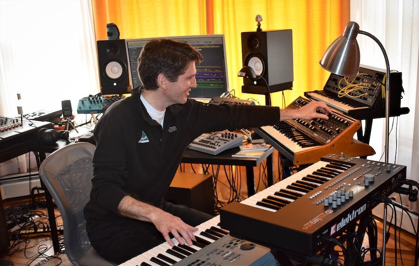 John Kennedy crée de la musique dans son studio de Truro qui est un mélange d'équipements classiques et de certaines des dernières technologies.  Richard MacKenzie