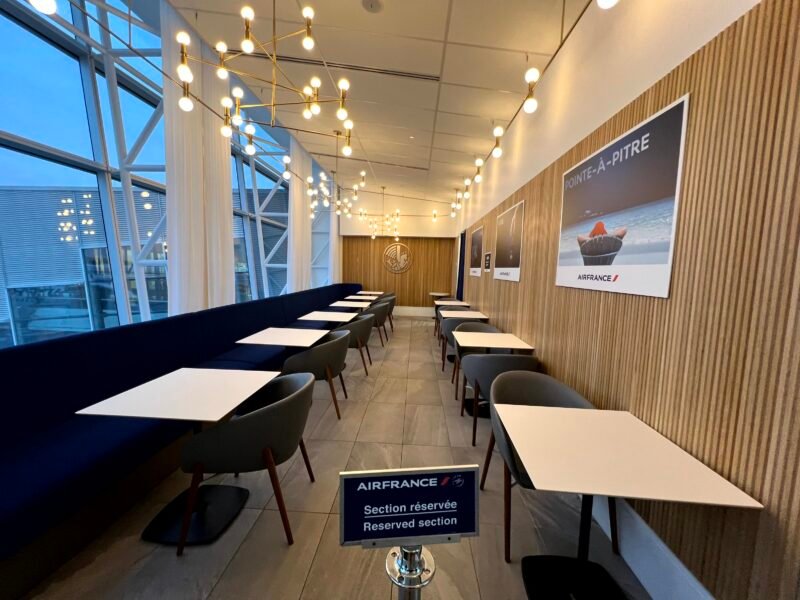 Salle à manger réservée au nouveau salon d'Air France à l'aéroport de Montréal 