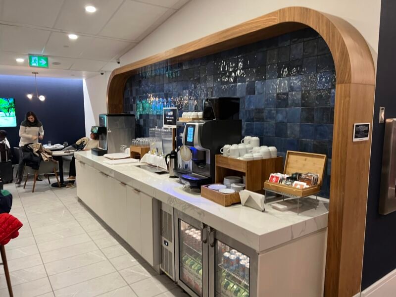 Espace boissons au nouveau salon d'Air France à l'aéroport de Montréal 