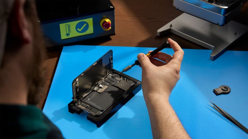 La France se bat pour sauver votre iPhone d'une mort prématurée Ars Technica 1 Un homme utilise un outil pour ouvrir un iPhone