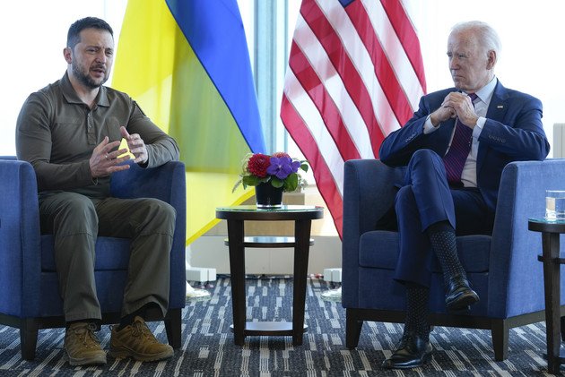 Le président ukrainien Volodymyr Zelenskyy fait des gestes lors d'une rencontre avec le président Joe Biden.