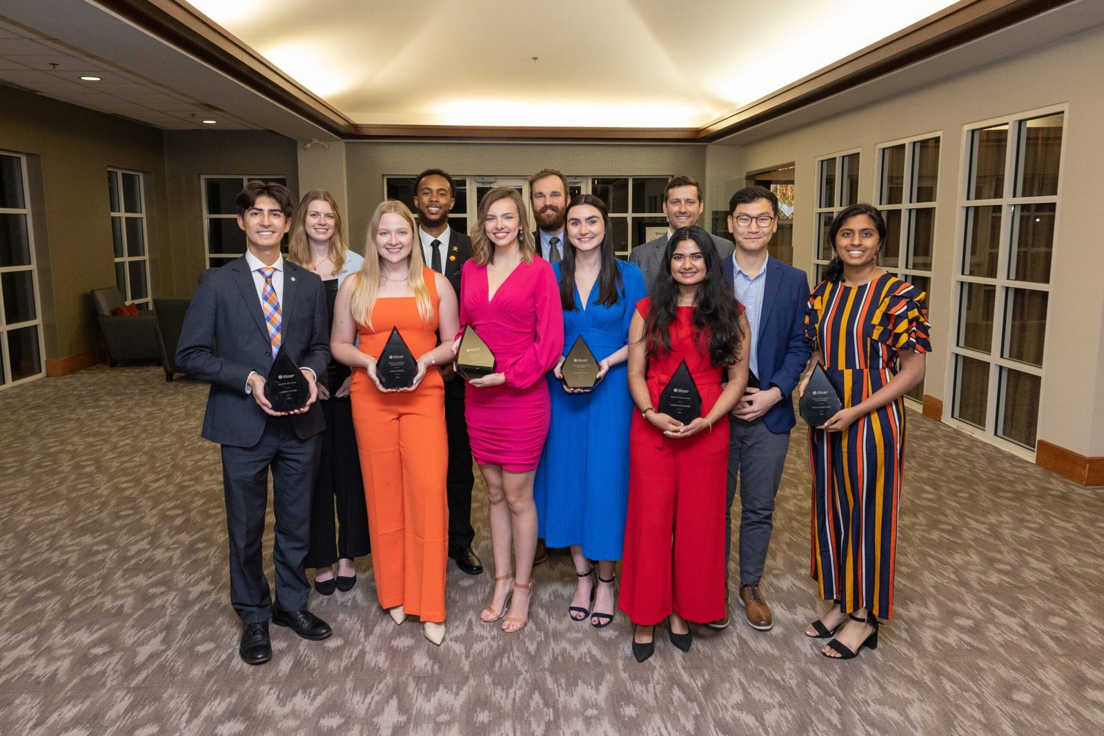 Ceux sur la photo sont (de gauche à droite) : Gabriel Cutter, Grace Haller, Aniela Nozka, Christopher AJ Sanders Jr., Arabella Rose Hunter, Justin Lee Cromer, Eliza MaCaulay, Nathan Goulet, Vaishnavi Kanduri (portant du rouge), Lucky Cho et Nitya Harikumar.