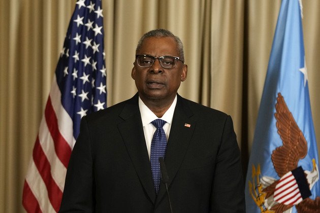 Le secrétaire américain à la Défense Lloyd Austin parle aux médias.
