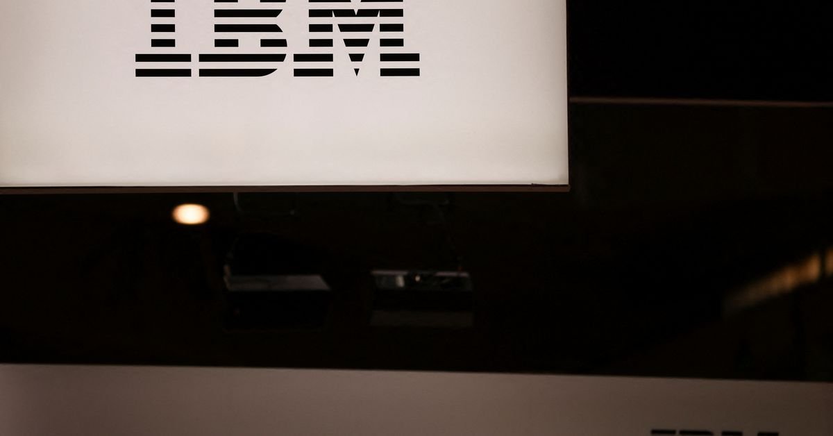 IBM va suspendre l’embauche dans le cadre de son plan de remplacement de 7 800 emplois par l’IA, rapporte Bloomberg