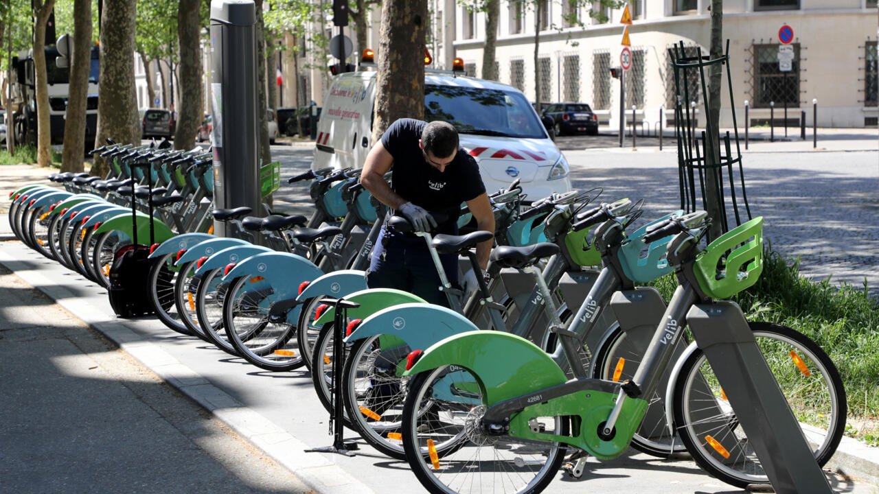Indignation alors que les Parisiennes trouvent des autocollants anti-avortement inacceptables sur les vélos de ville