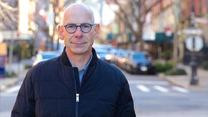 James Goldston explore le sexe avant Internet sur Vice TV