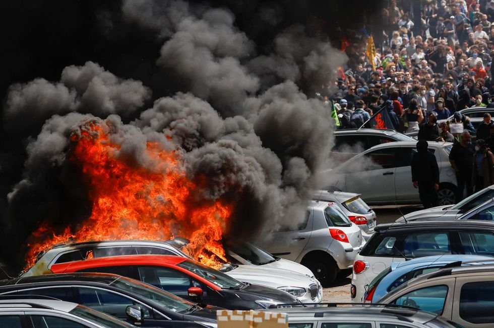 La France brûle alors que de furieuses manifestations anti-Macron déclenchent le chaos à Paris