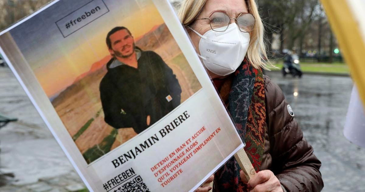 La France dit que 2 citoyens détenus en Iran ont été libérés de prison, en route pour Paris