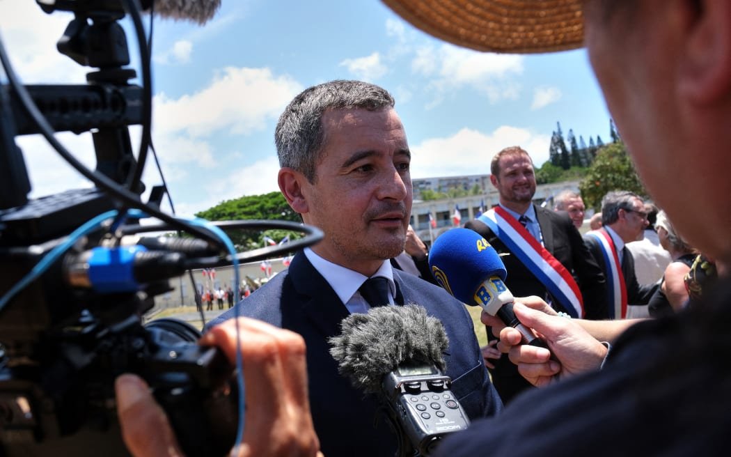 Nouvelle-Calédonie, Nouméa, 2022-11-28. Le ministre de l'Intérieur et de l'Outre-mer Gérald Darmanin et le ministre délégué chargé de l'Outre-mer Jean François Carenco ont déposé une gerbe place Bir Hakeim à Nouméa lors de leur première visite officielle conjointe en Nouvelle-Calédonie. Photographie de Clotilde Richalet / Hans Lucas. Nouvelle Calédonie, Nouméa, 2022-11-28. Le Ministre de l'Intérieur et des Outre Mer Gérald Darmanin et le Ministre délégué chargé des Outre Mer Jean François Carenco effectuent un dépôt de gerbe Place Bir Hakeim à Nouméa lors de leur première visite officielle conjointe en Nouvelle Calédonie. Photographie par Clotilde Richalet / Hans Lucas. (Photo de Clotilde Richalet / Hans Lucas / Hans Lucas via AFP)
