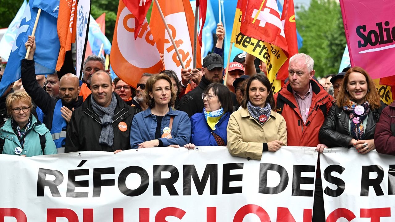 Des responsables syndicaux français participent à une manifestation à Paris le 1er mai 2023, après que le gouvernement a fait adopter au parlement une loi impopulaire sur la réforme des retraites.