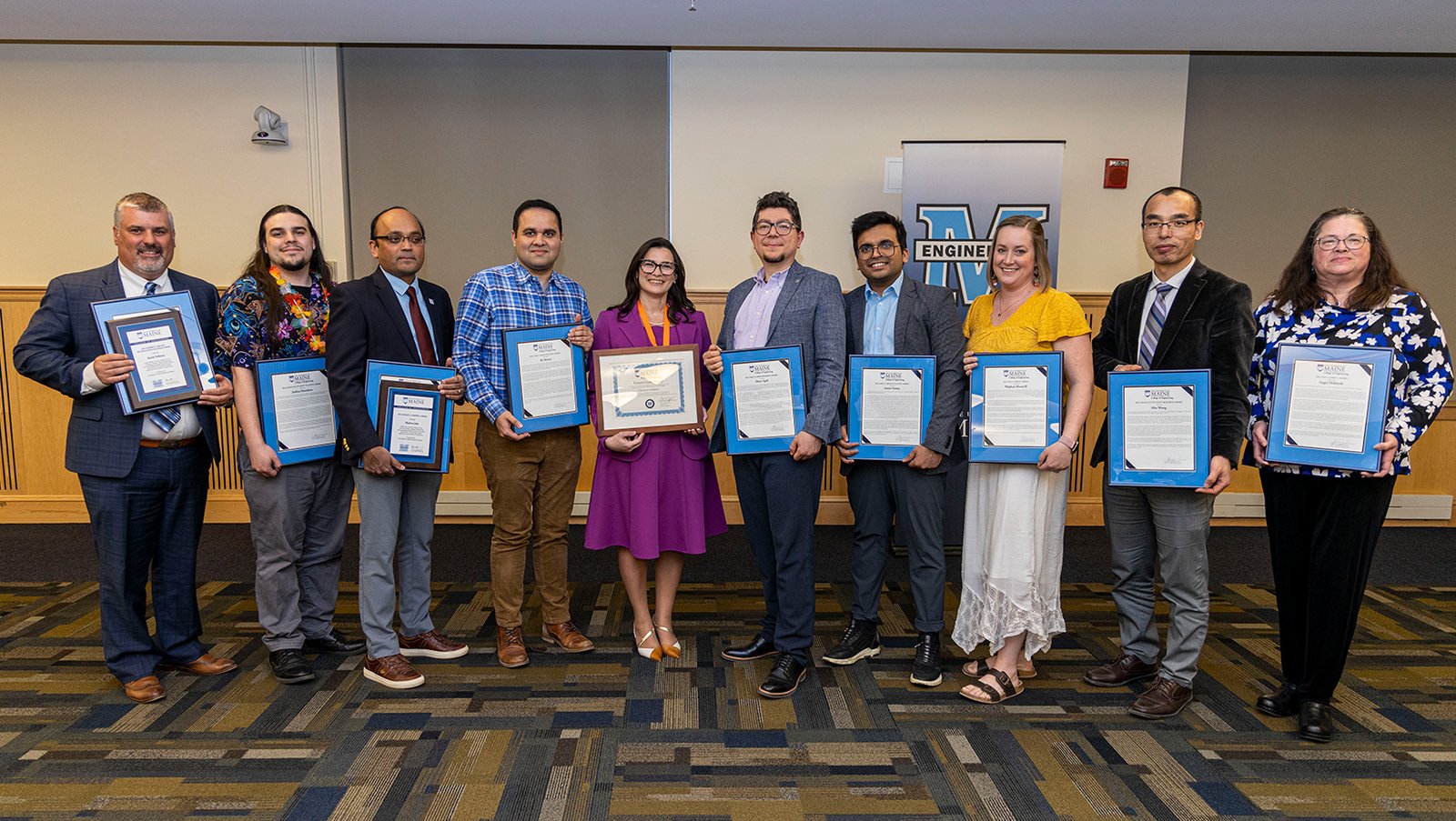 Un groupe de personnes titulaires de certificats