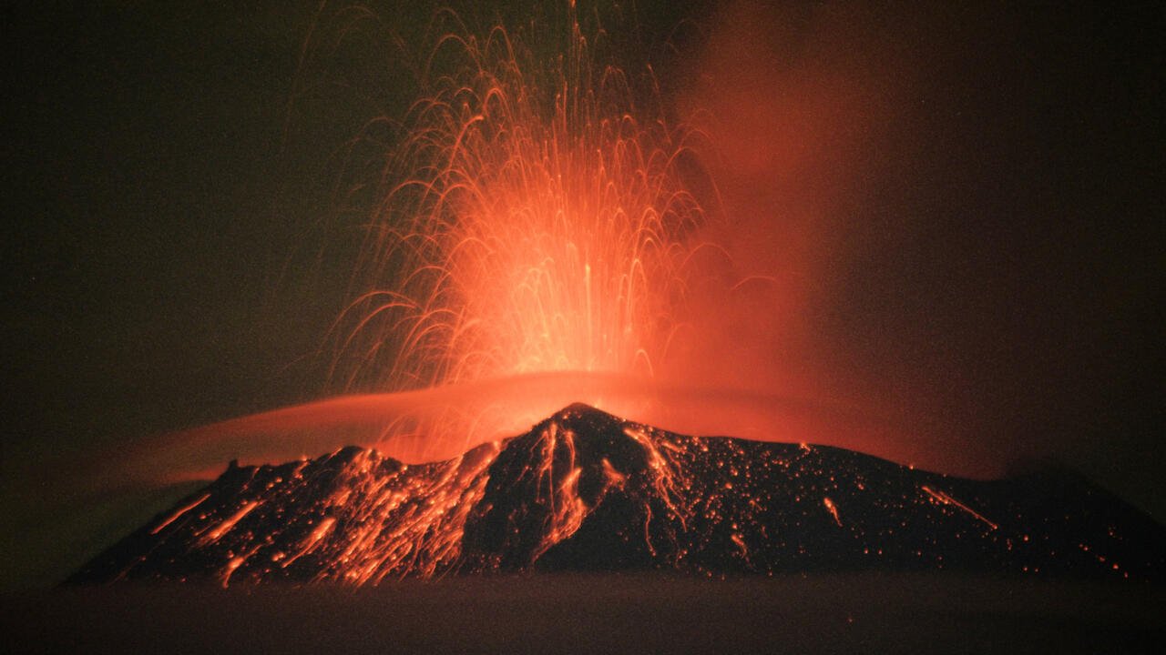 Le Mexique relève le niveau d’alerte alors que le volcan éjecte de la fumée, des cendres et de la lave