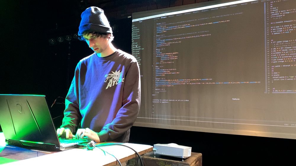 Le codage en direct emmène la MAO sur scène pour la plus grande algorave de France