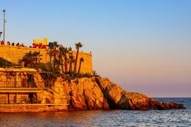 Le plus beau squat de France ?  Maison illégale avec vue mer désaffectée à Nice