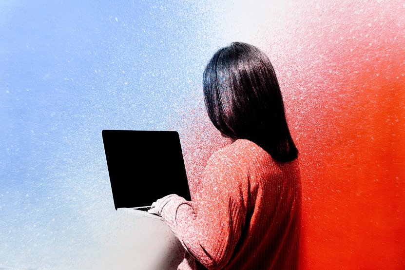 Femme aux cheveux noirs à l'aide d'un ordinateur sur fond de couleur