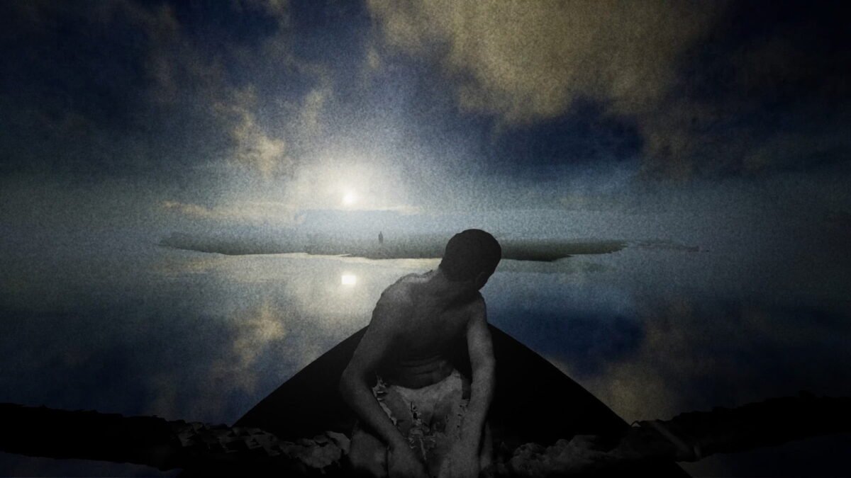 Un jeune homme dans une chaloupe se retourne et regarde un lever de soleil.