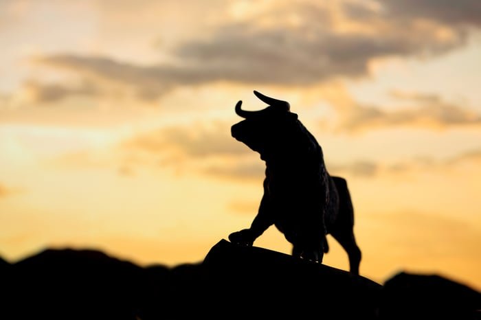 Une silhouette de taureau sur une montagne.