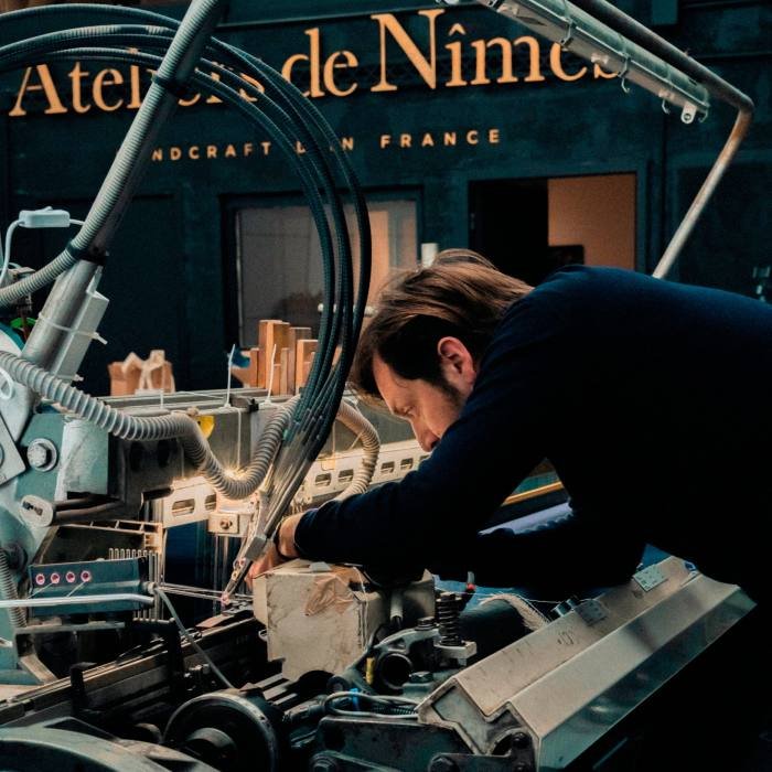 Un ouvrier de l'Atelier de Nmes au travail