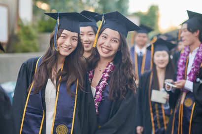 les jeunes femmes dans une casquette et une robe sourient à la caméra lors d'une journée de printemps ensoleillée