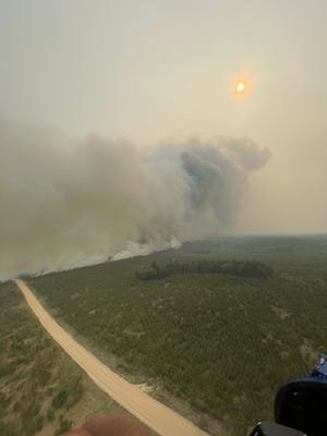 Une vue aérienne d'un incendie de forêt dans le Michigan samedi.
