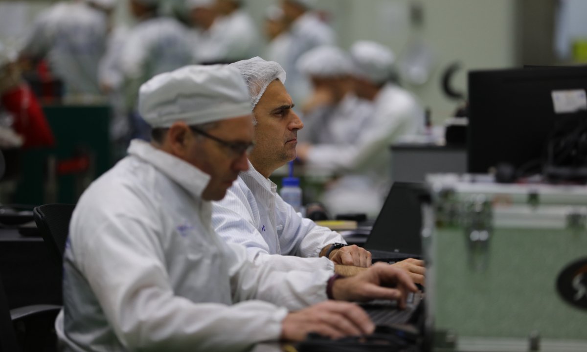 Deux ingénieurs français observent les données de test du satellite SVOM à l'Innovation Academy for Microsatellites de l'Académie chinoise des sciences le 17 mai 2023. Photo : Chen Xia/GT