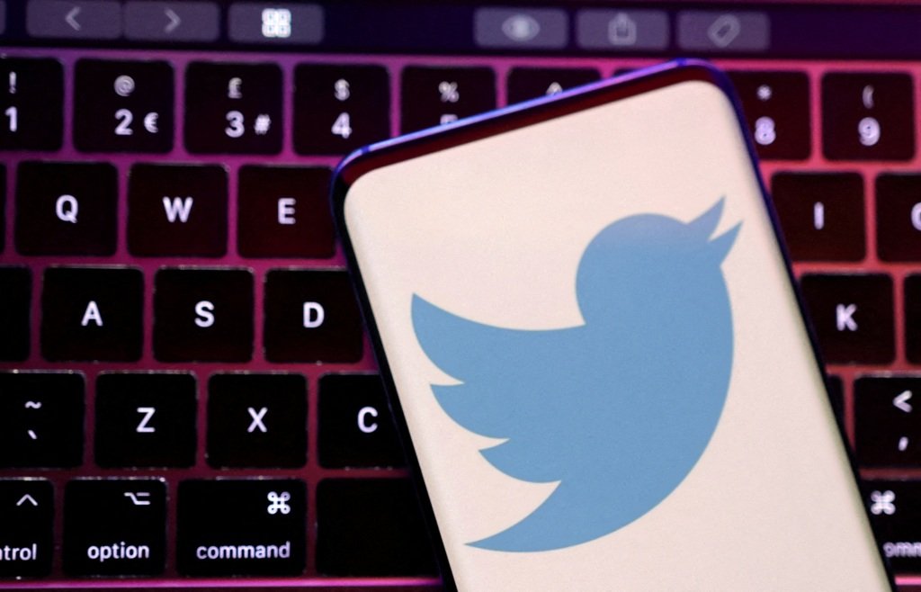 Vous pouvez effacer votre historique de recherche sur l'historique en cliquant sur la barre de recherche Twitter et en appuyant sur tout effacer en haut du menu.
