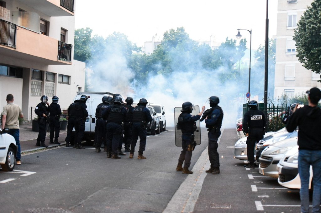 Plus d'officiers se débrouillent tout seuls en essayant de contrôler les émeutiers à Nanterre, Paris.