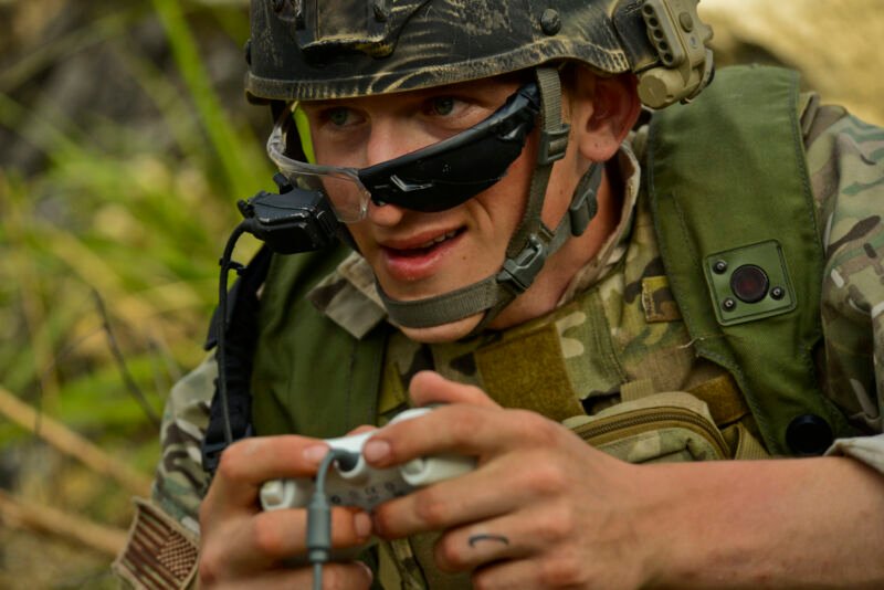 Au-delà du sous-marin Titanic manquant, les manettes de jeu portables sont une interface militaire commune 1 Airman Senior Ryan Hoagland exploite un robot de neutralisation des explosifs et munitions à l'aide d'un contrôleur Xbox 360.