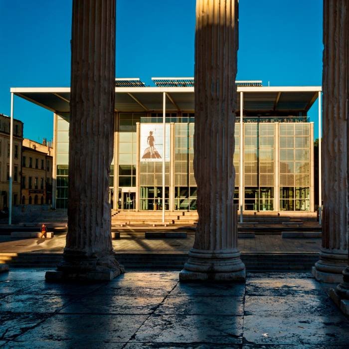 Un bâtiment vu à travers trois piliers