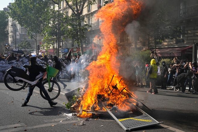 Les manifestants à Paris se rassemblent alors que les syndicats français tentent de raviver la résistance à l'augmentation de l'âge de la retraite du président Emmanuel Macron avec une vague de manifestations nationales et de grèves dispersées mardi.