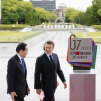 Le Premier ministre Fumio Kishida (à gauche) accueille le président français Emmanuel Macron au Parc du Mémorial de la Paix dans le cadre du Sommet des dirigeants du Groupe des Sept à Hiroshima le mois dernier.  |  PISCINE / VIA AFP-JIJI