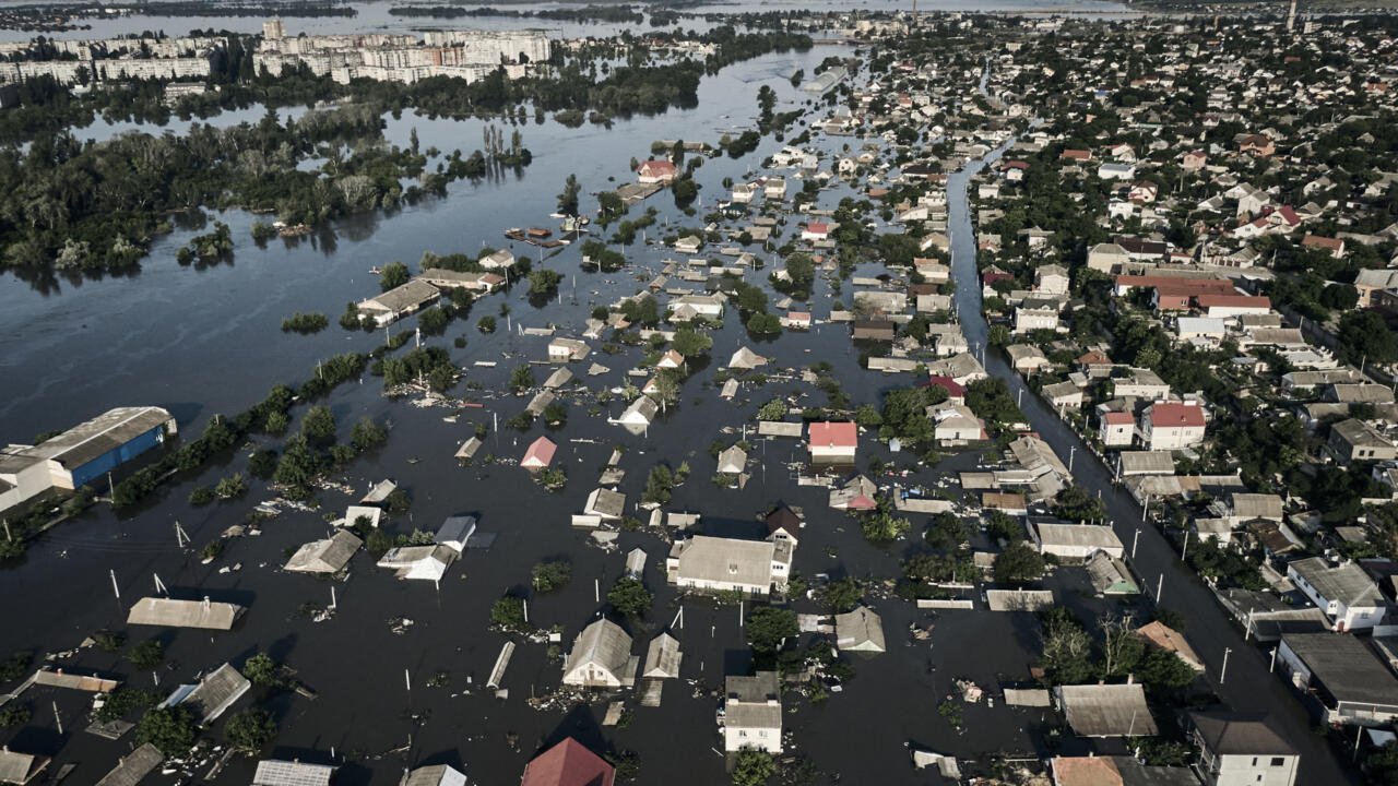 La France va envoyer de l’aide à l’Ukraine après la rupture d’un barrage qui déplace des habitants et menace l’approvisionnement en eau