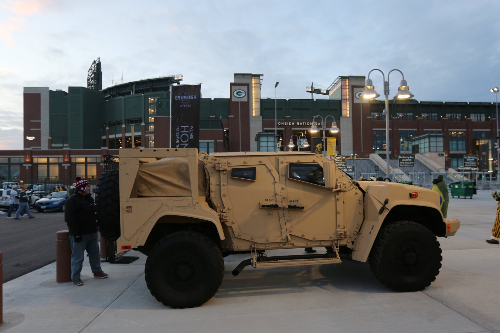 Le PDG d’Oshkosh Corp. affirme que l’IA a un potentiel pour les camions à ordures complètement sans pilote